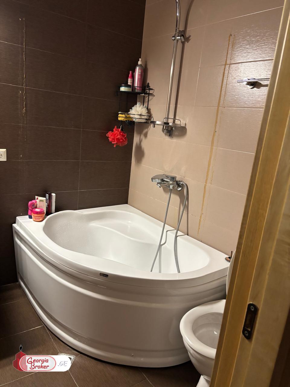 იყიდება ახალი გარემონტებული 3 ოთახიანი ბინა  ვაჟა ფშაველაზე